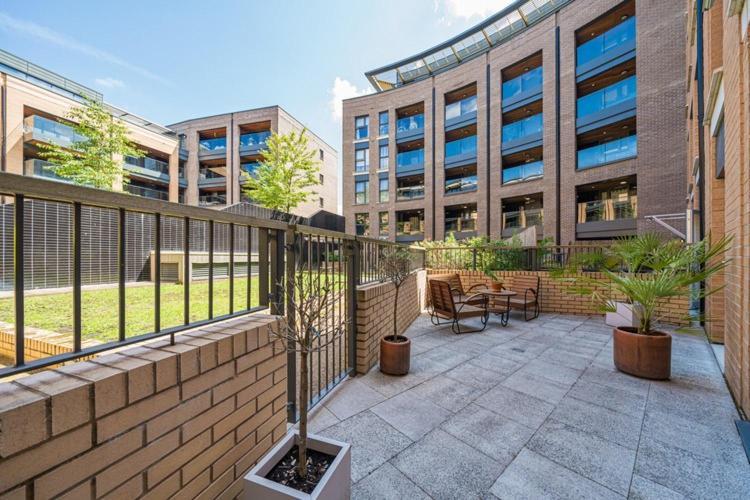 Modern Bedroom With Private Bathroom And Shared Kitchen & Lounge In Our * London