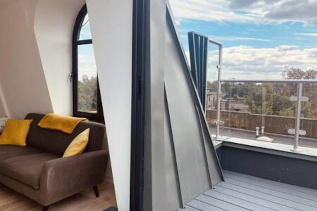 New 1 Bed Flat With Terrace *