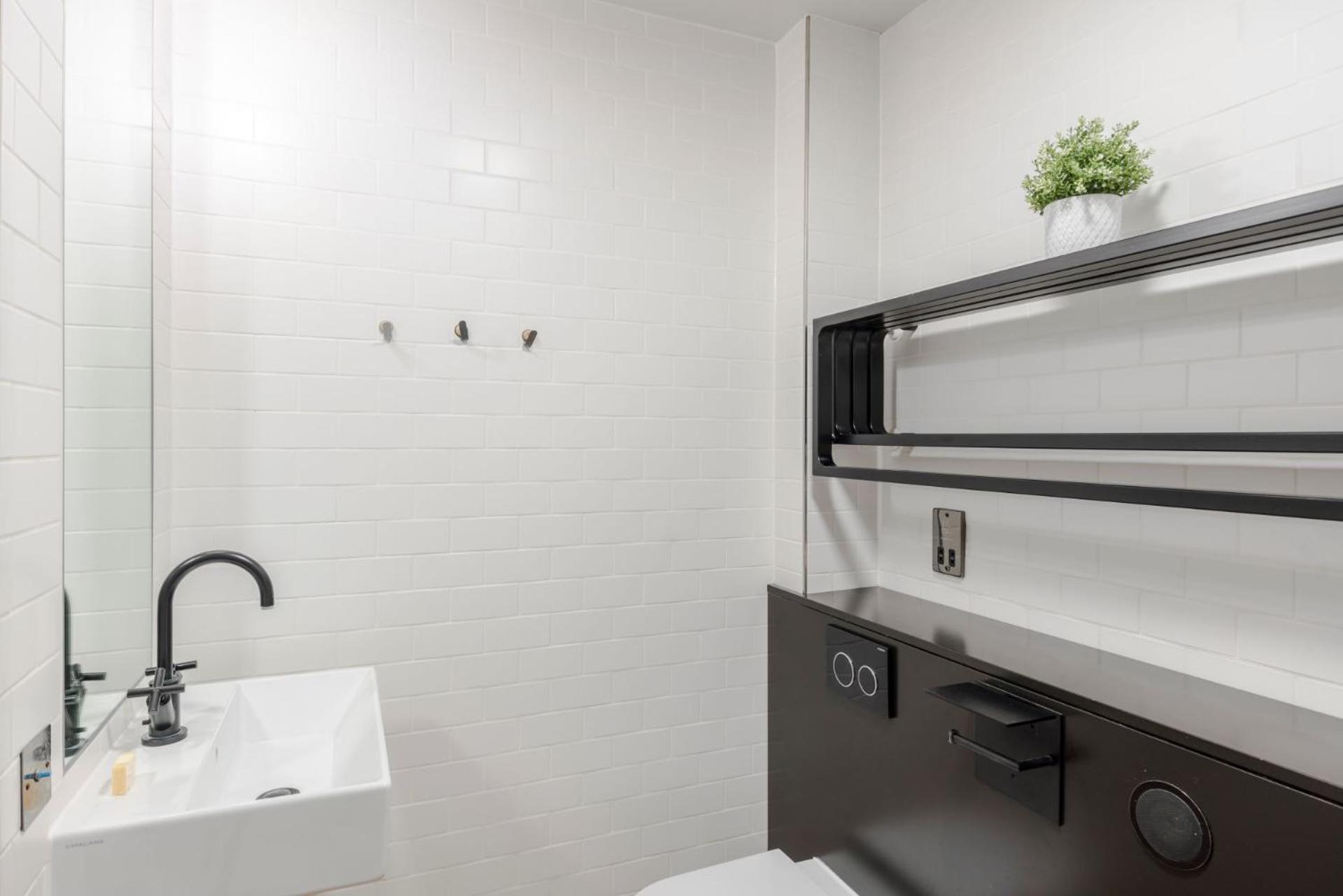 The Good Vibes Parlour - Covent Garden - By Frankie Says Apartamento