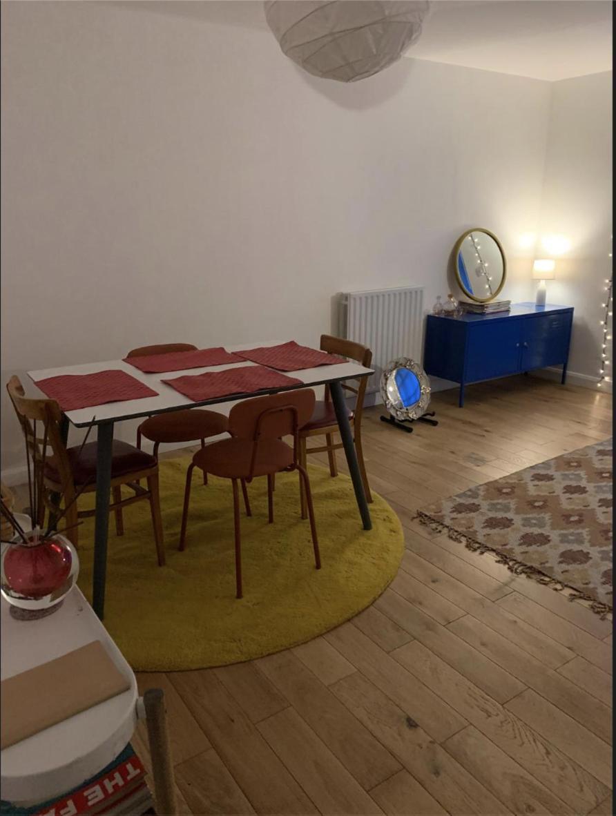 Apartment East Two Bedroom With Private Patio - Entire London