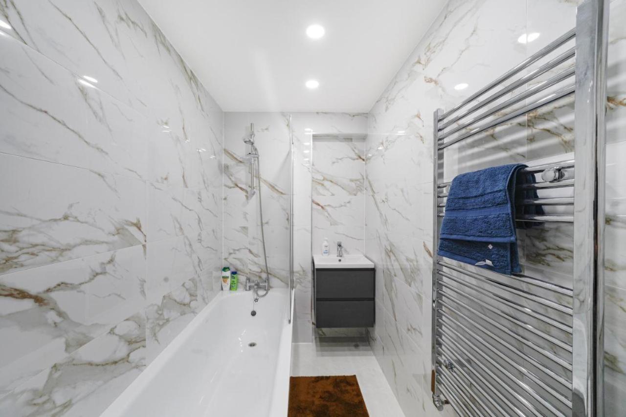 Fantastic By Livestay Short Lets & Serviced London, Chiswick With Free Parking Apartamento Londres