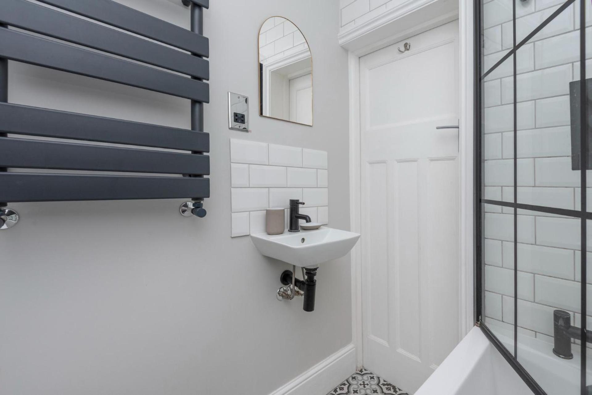 Stylish 1-bed With Private Entrance & Garden *