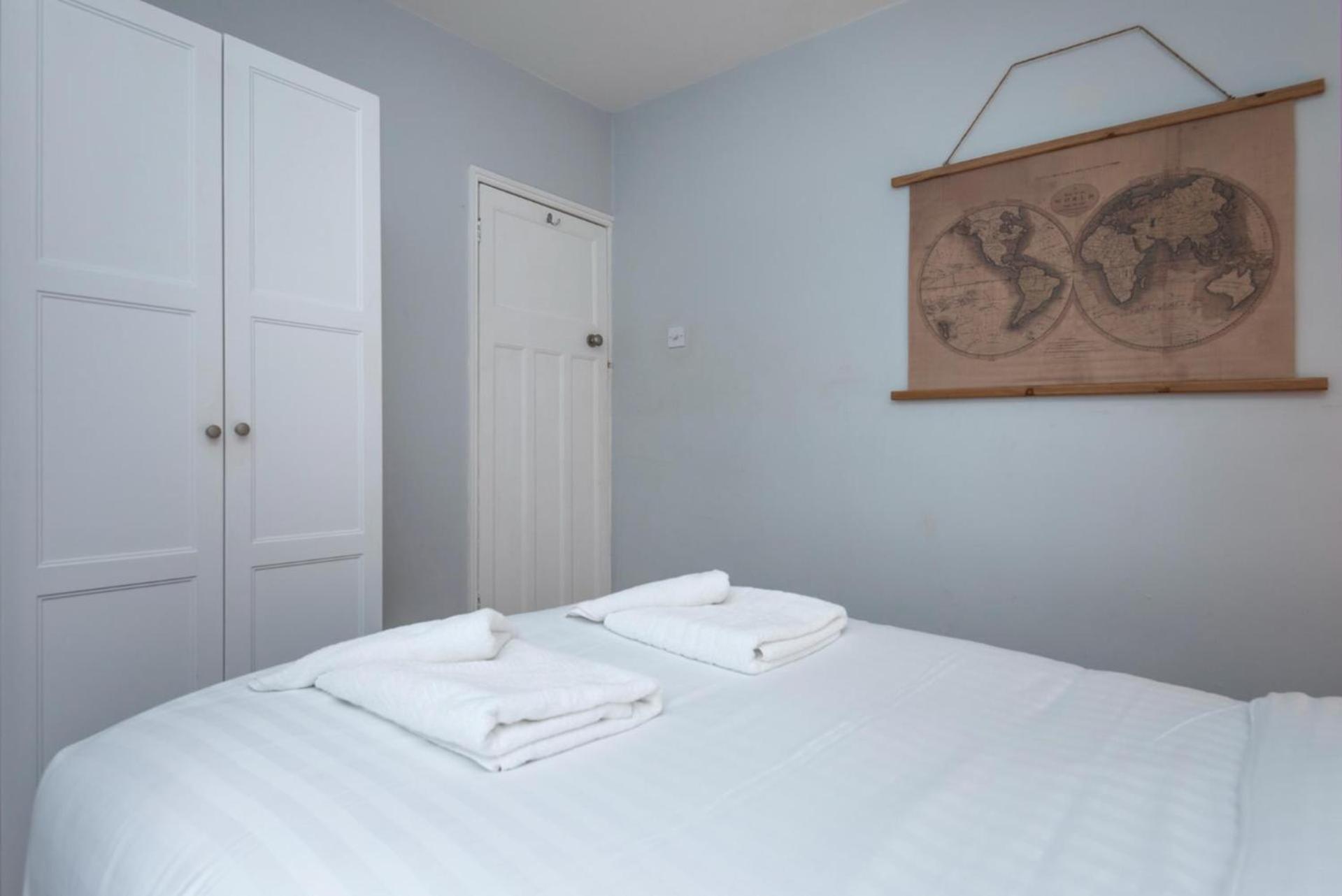 Stylish 1-bed With Private Entrance & Garden Apartment *