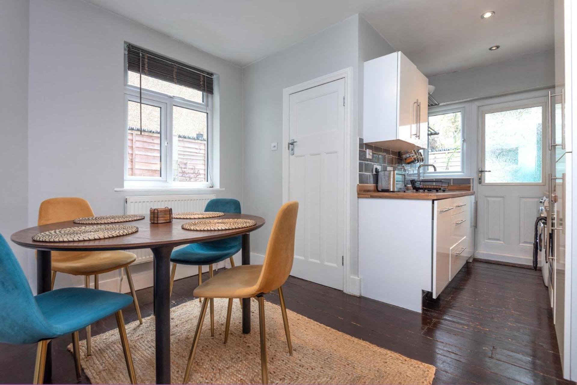 Stylish 1-bed With Private Entrance & Garden Apartment *
