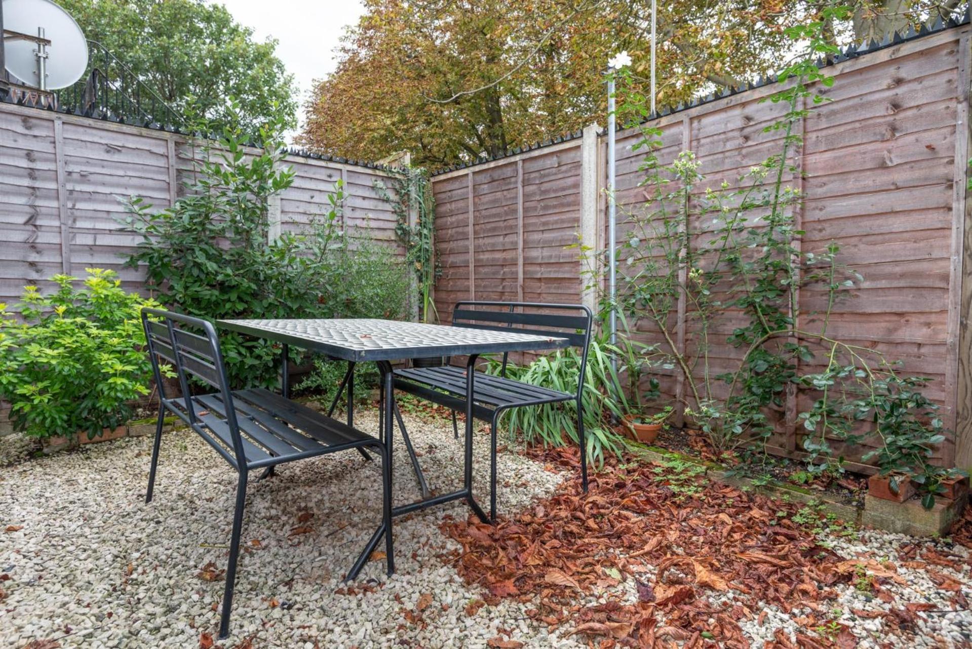 Stylish 1-bed With Private Entrance & Garden Apartment *