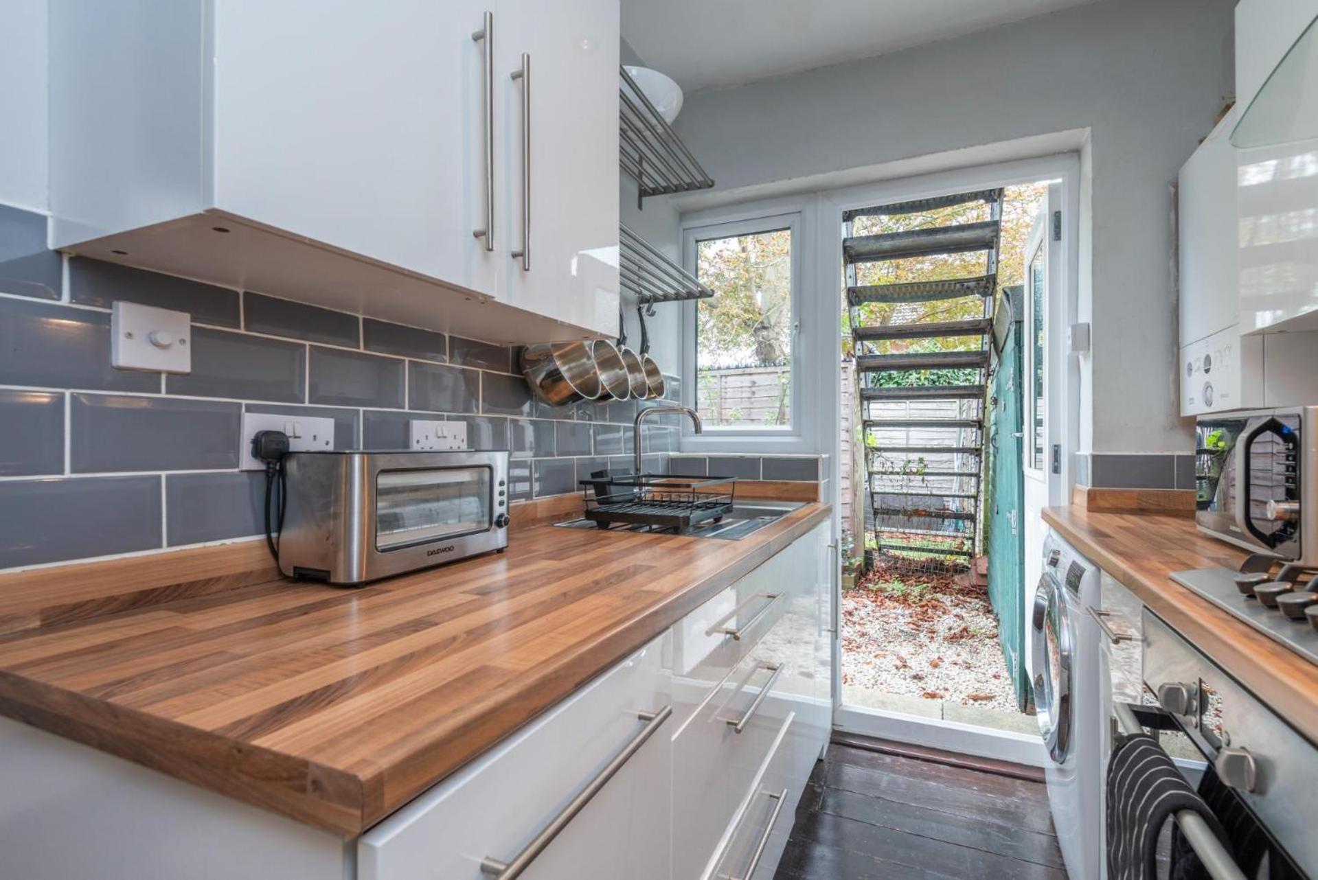 Apartment Stylish 1-bed With Private Entrance & Garden *