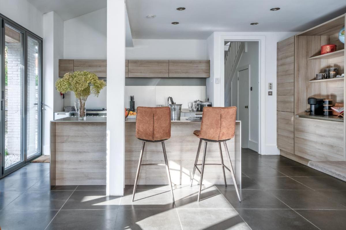 Stunning 5bd With Private Garden & Parking Access Casa de férias