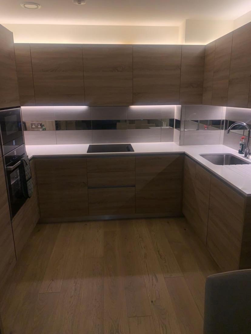 Stunning 2 Bed Penthouse Canning Town Apartment