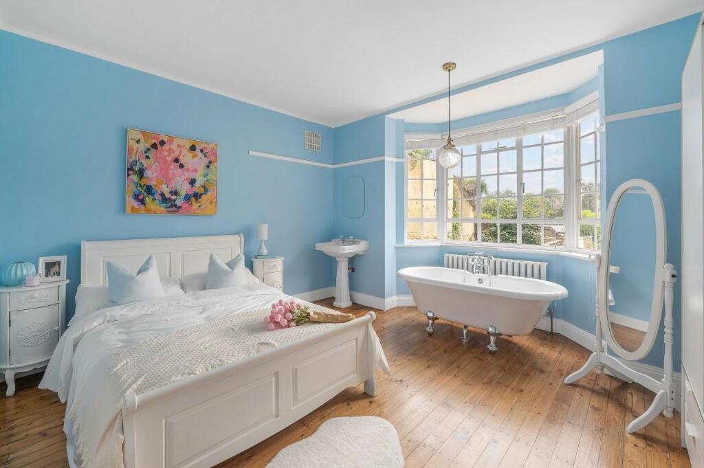 The Greenwich Devereux Residences Apartment *