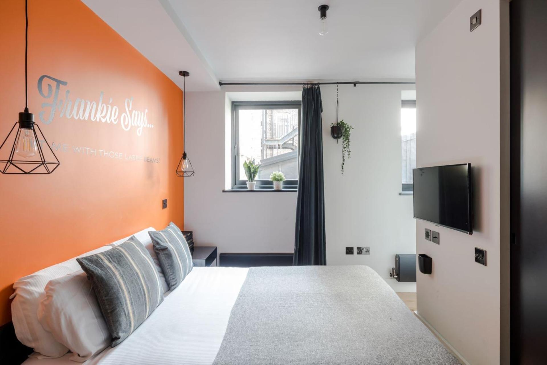 The Good Vibes Parlour - Covent Garden - By Frankie Says Apartamento *