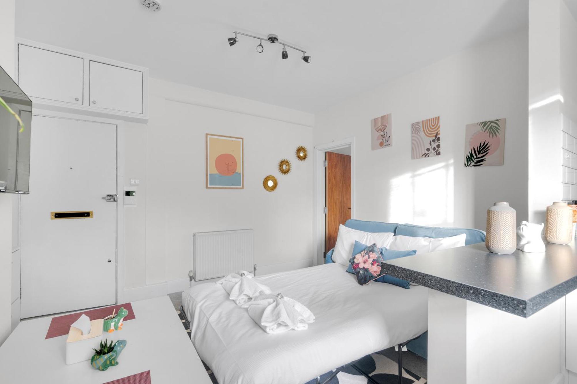1Bed Flat, Sleeps 3 - 2Min Tube , 20Min Central London, 1Gb Fibre Wifi, Free Snacks & Toiletries, 2 New Smart Tvs & Sofabed London