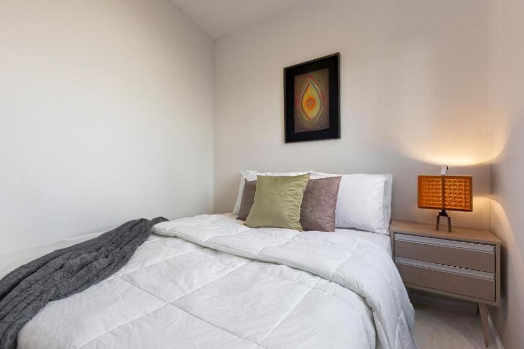 2br Retreat Near Apartment *