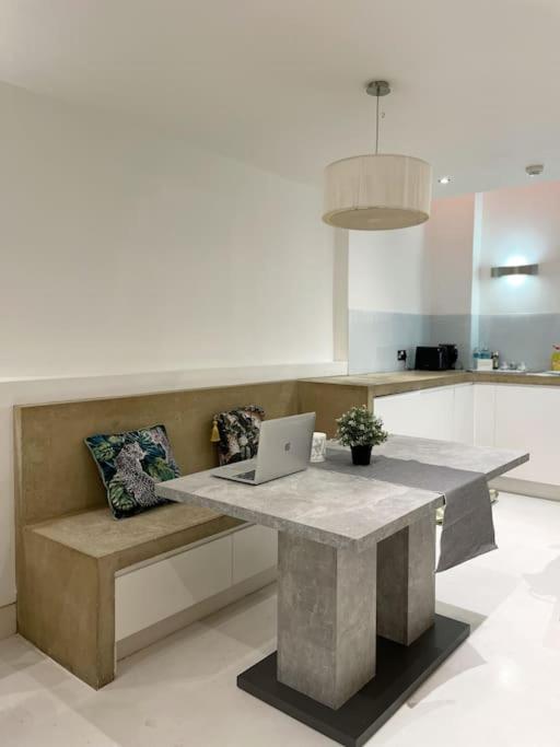 Chic Sleeps Up To 4 Guests In Heart Of Bridge Apartment *