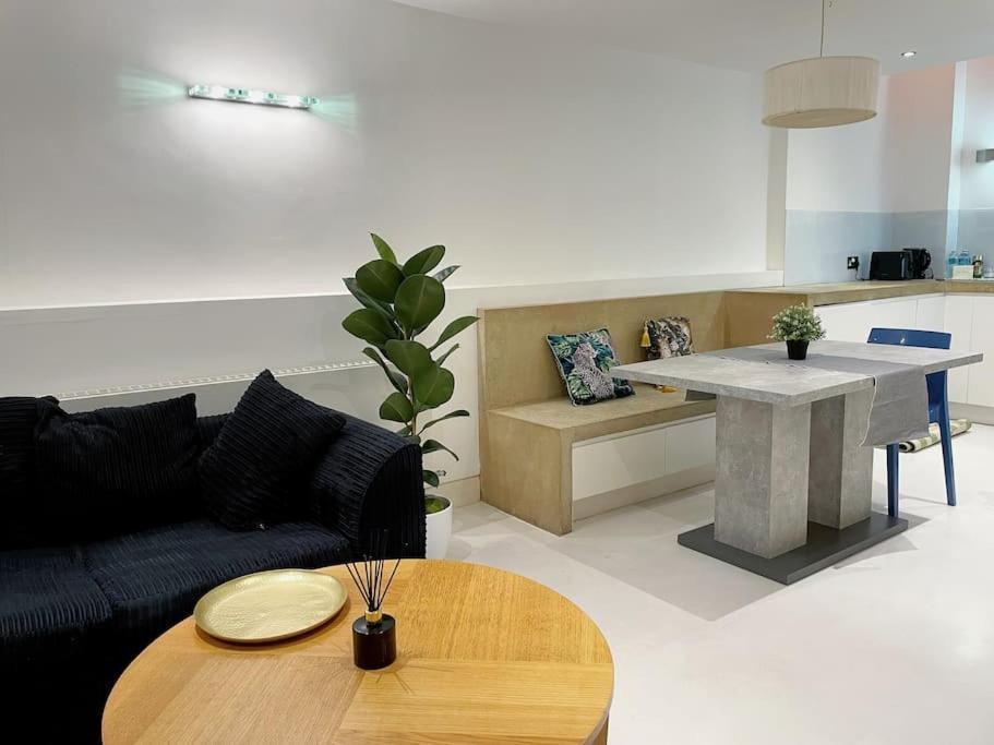 Chic Sleeps Up To 4 Guests In Heart Of Bridge Apartment