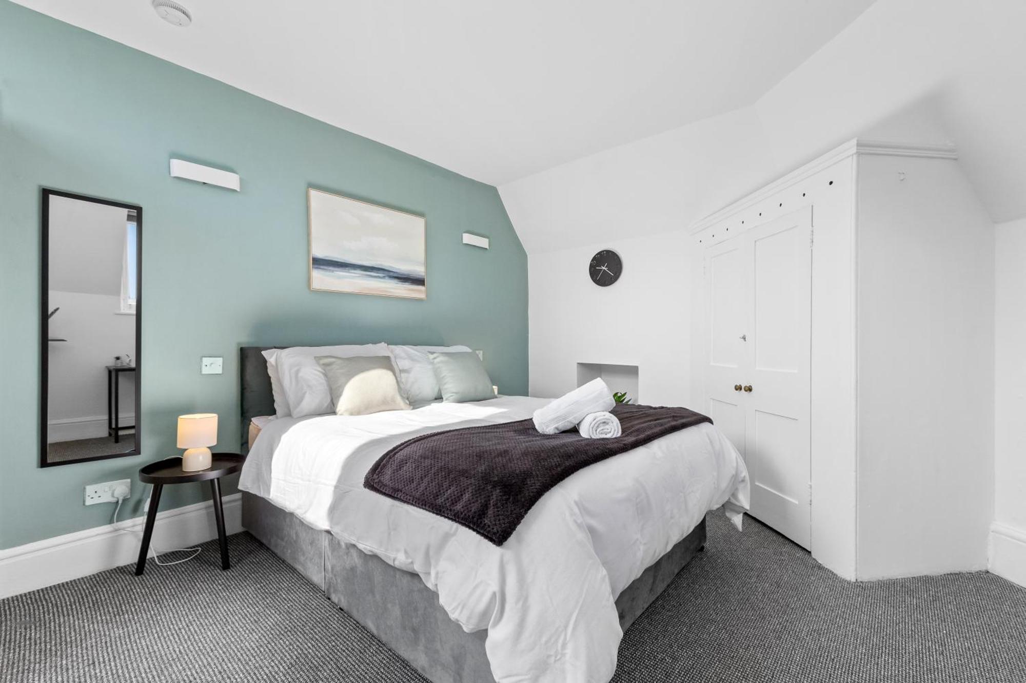 Ahava House Bigger Savings-central Brixton-wifi-4br London