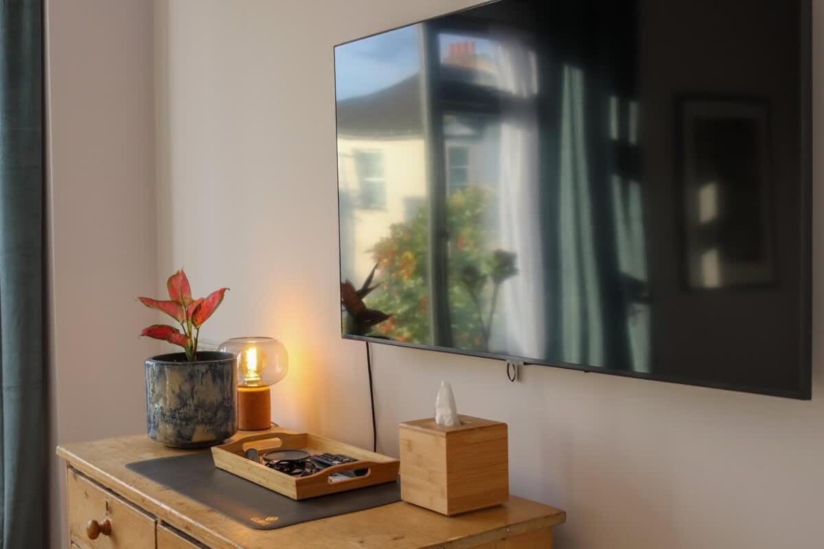 Modern Double Bedroom In 1 London