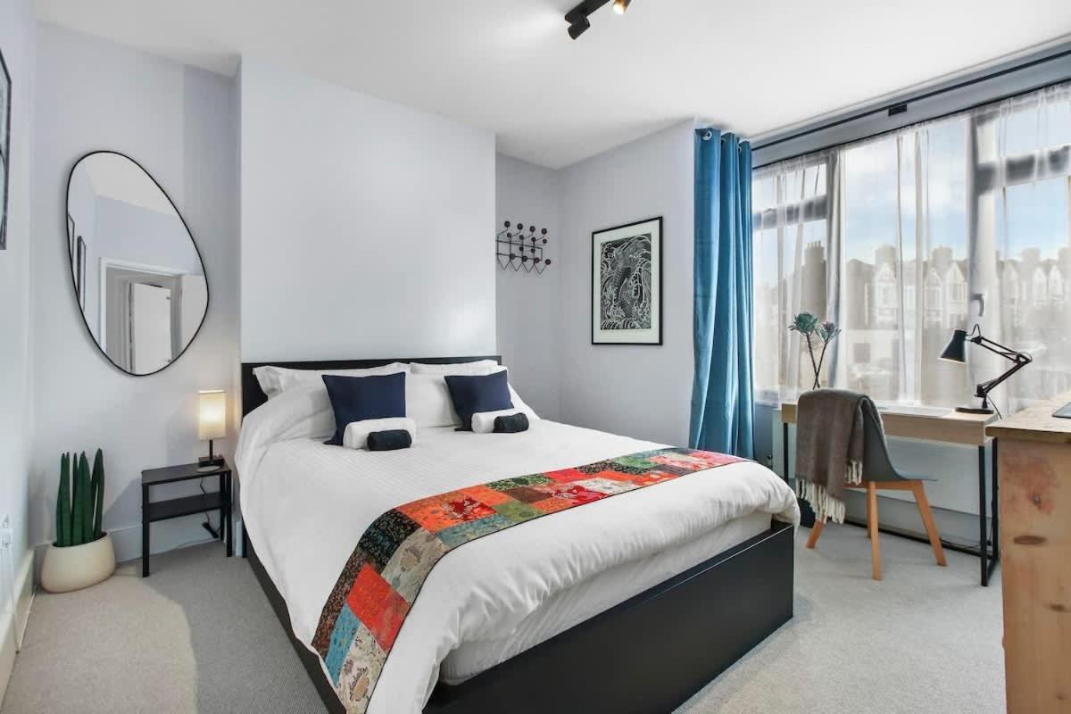 Modern Double Bedroom In 1 Holiday home London