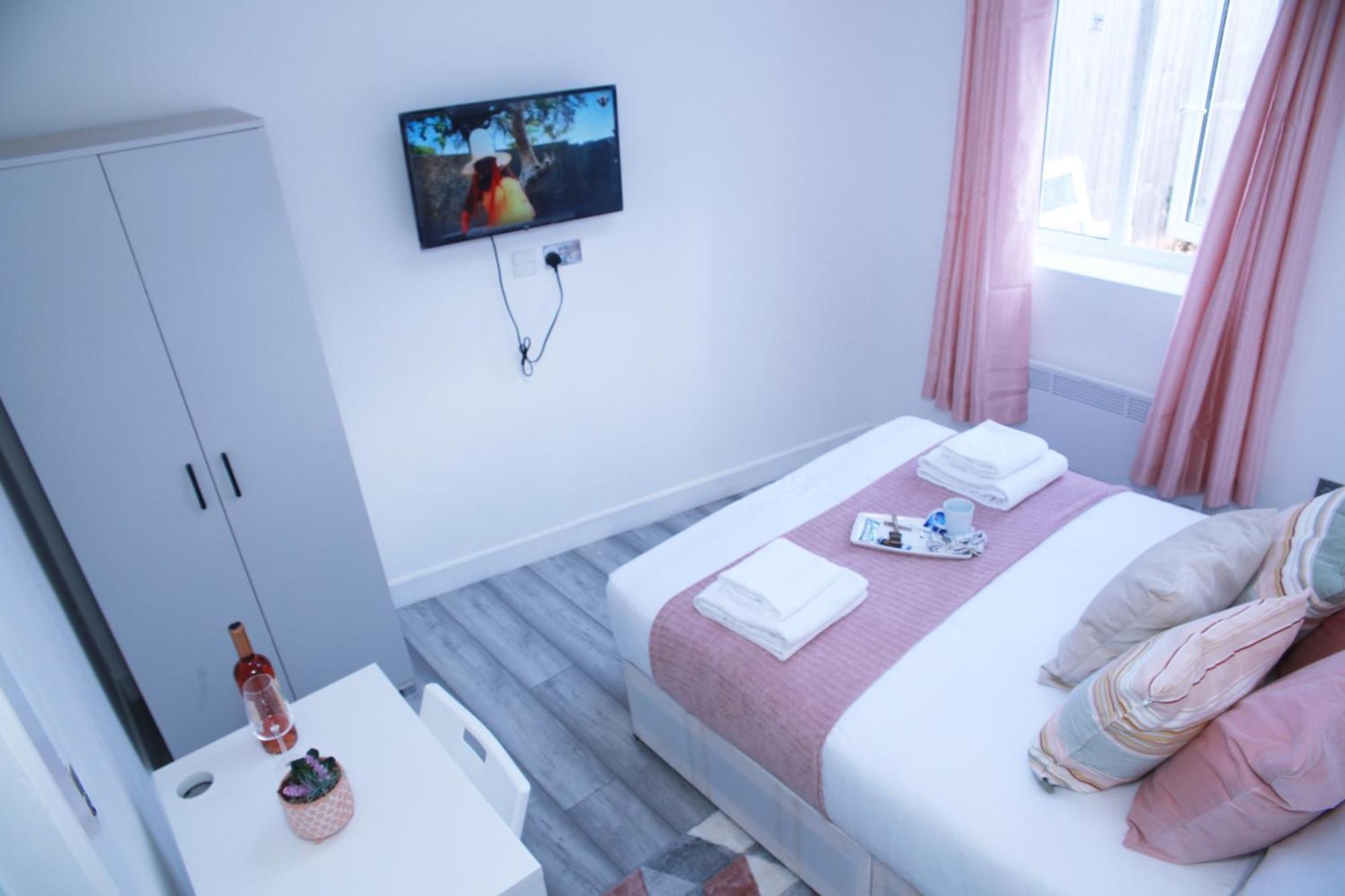 Harrow Luxury Flat With Free Parking. Apartamento *