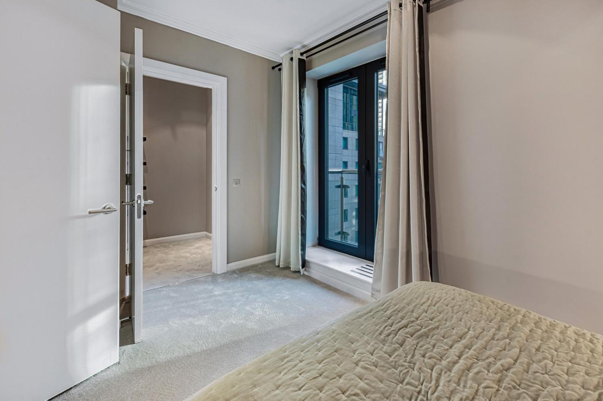 Apartment Mysquare South Quay 02 Bed In Canary Wharf London