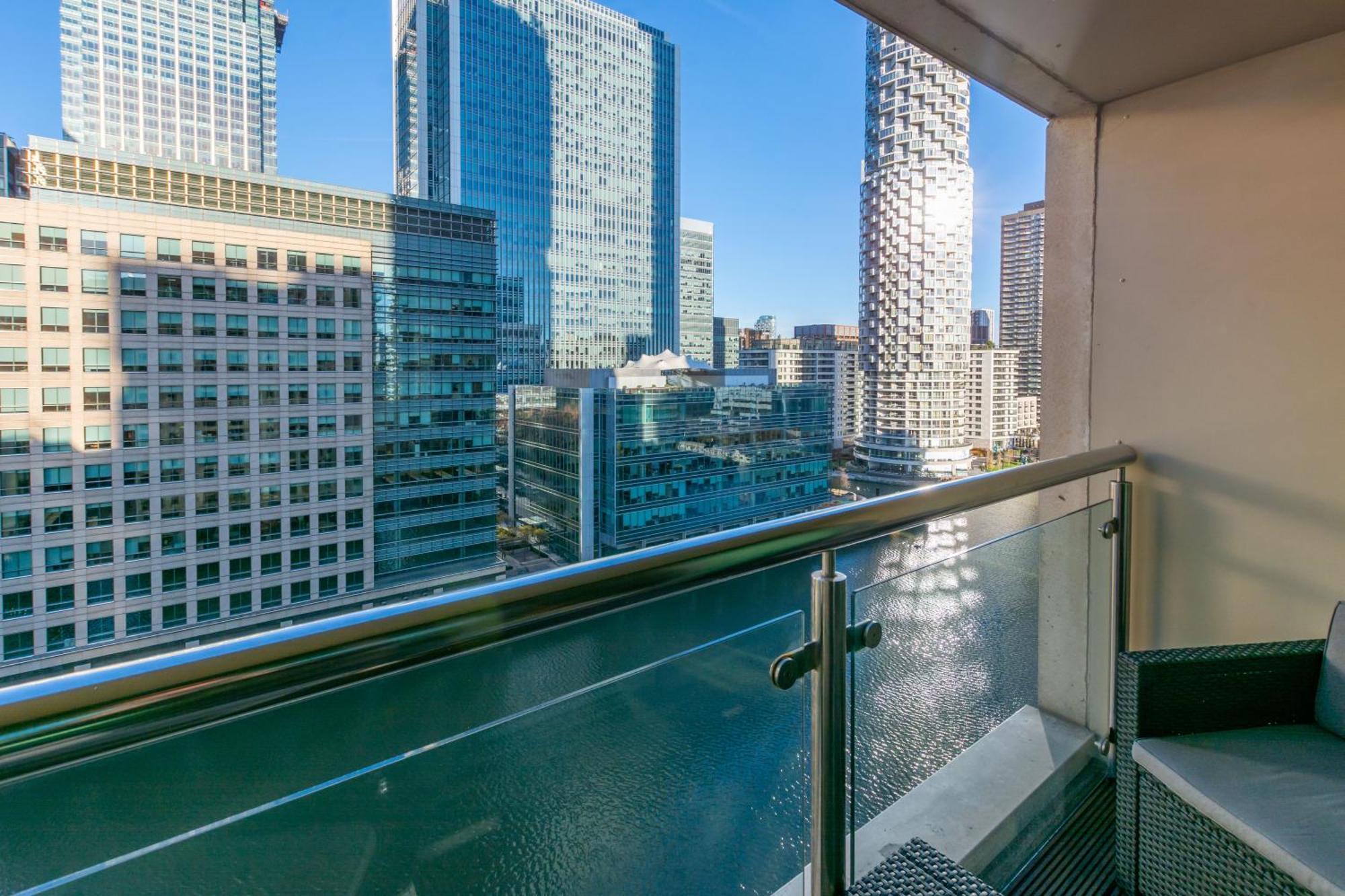 Apartment Mysquare South Quay 02 Bed In Canary Wharf