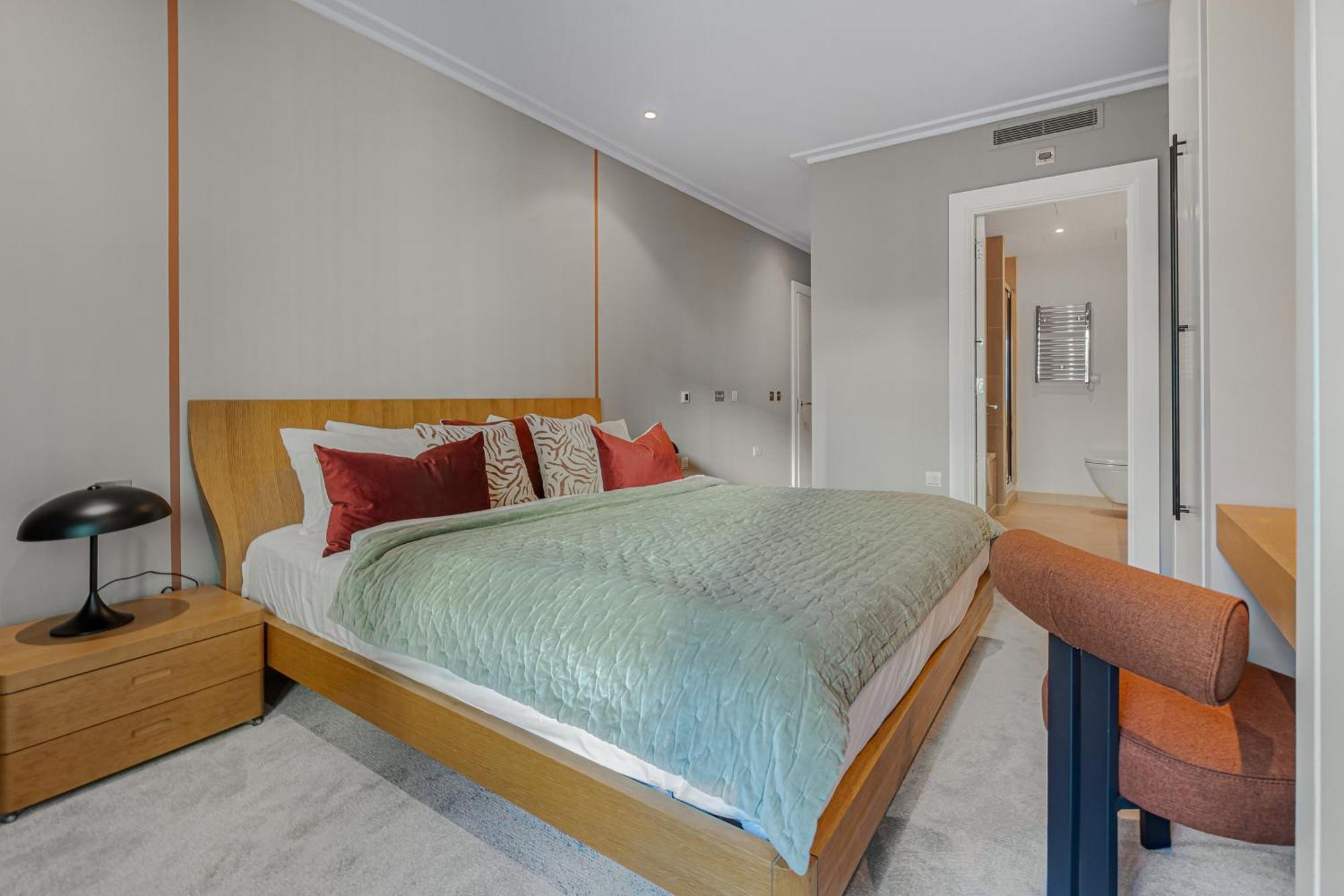 Mysquare South Quay 02 Bed In Canary Wharf Apartment *