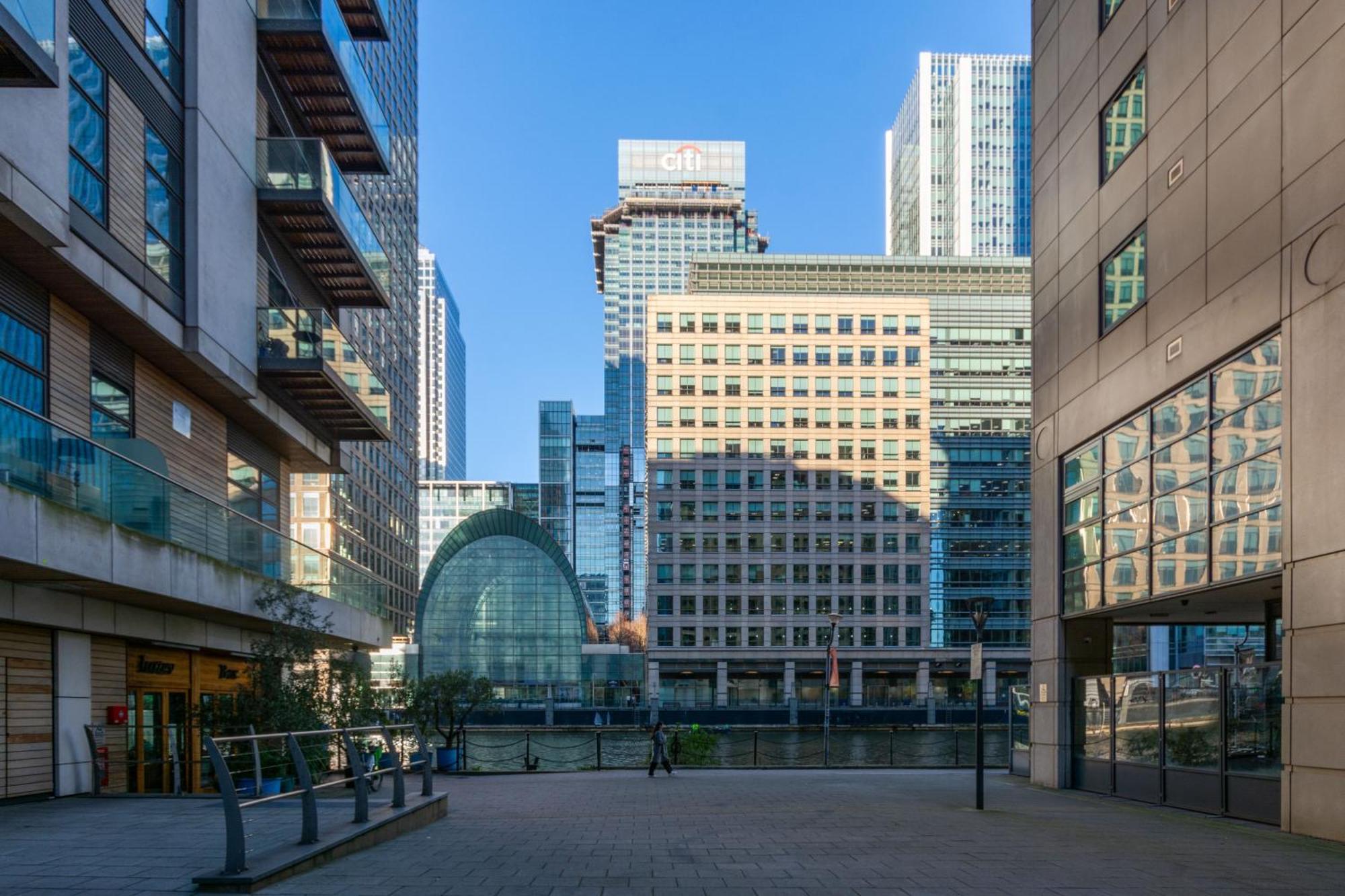 Mysquare South Quay 02 Bed In Canary Wharf Apartment London