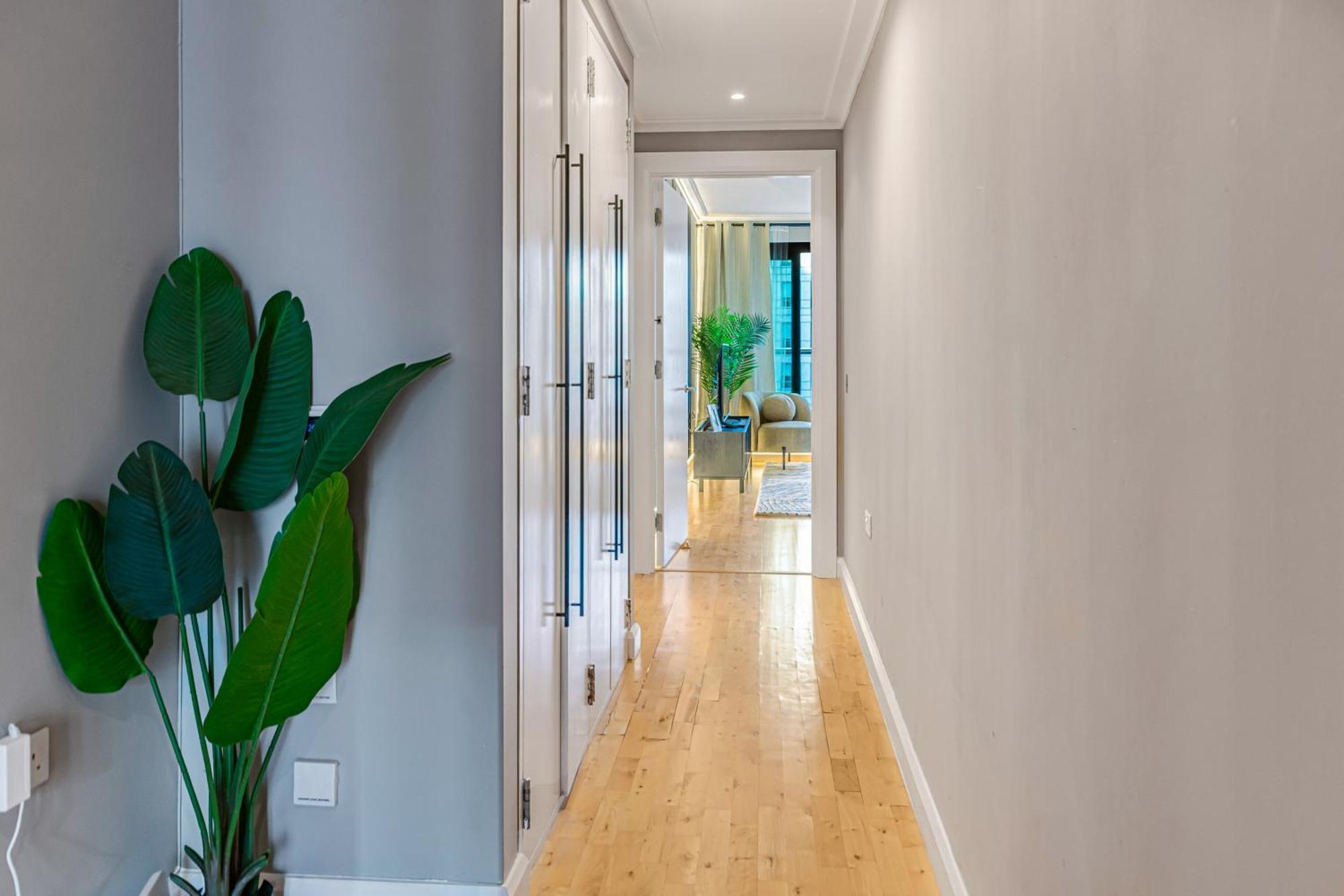 Mysquare South Quay 02 Bed In Canary Wharf Apartment London