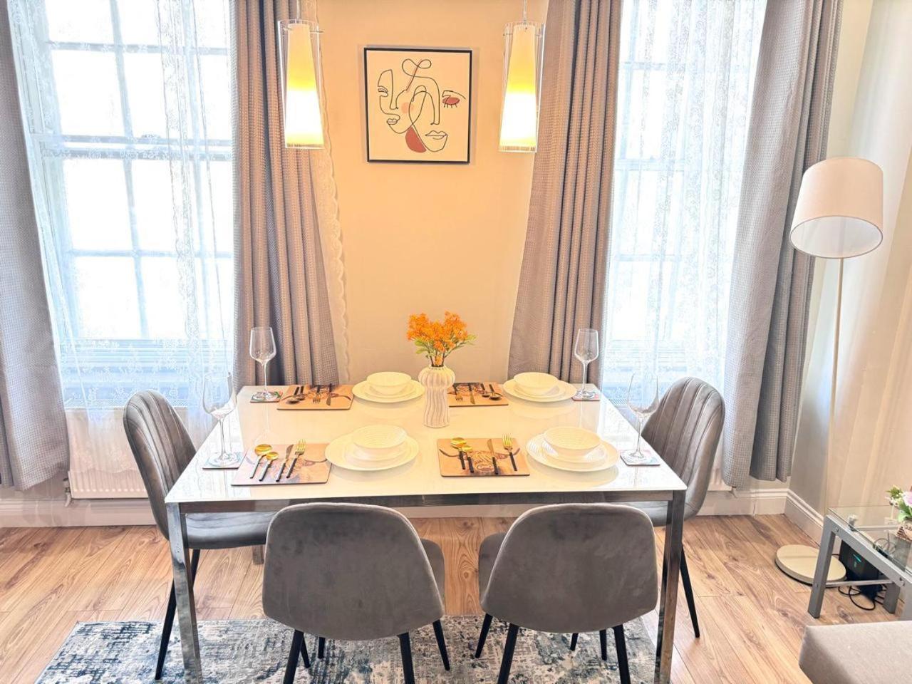 Park Lane Beautiful Family Apartment London