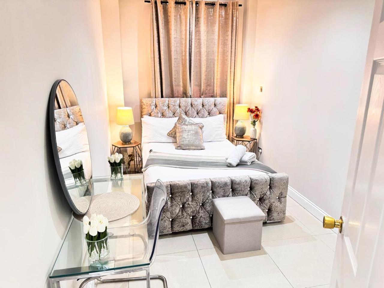 Park Lane Beautiful Family Apartment London