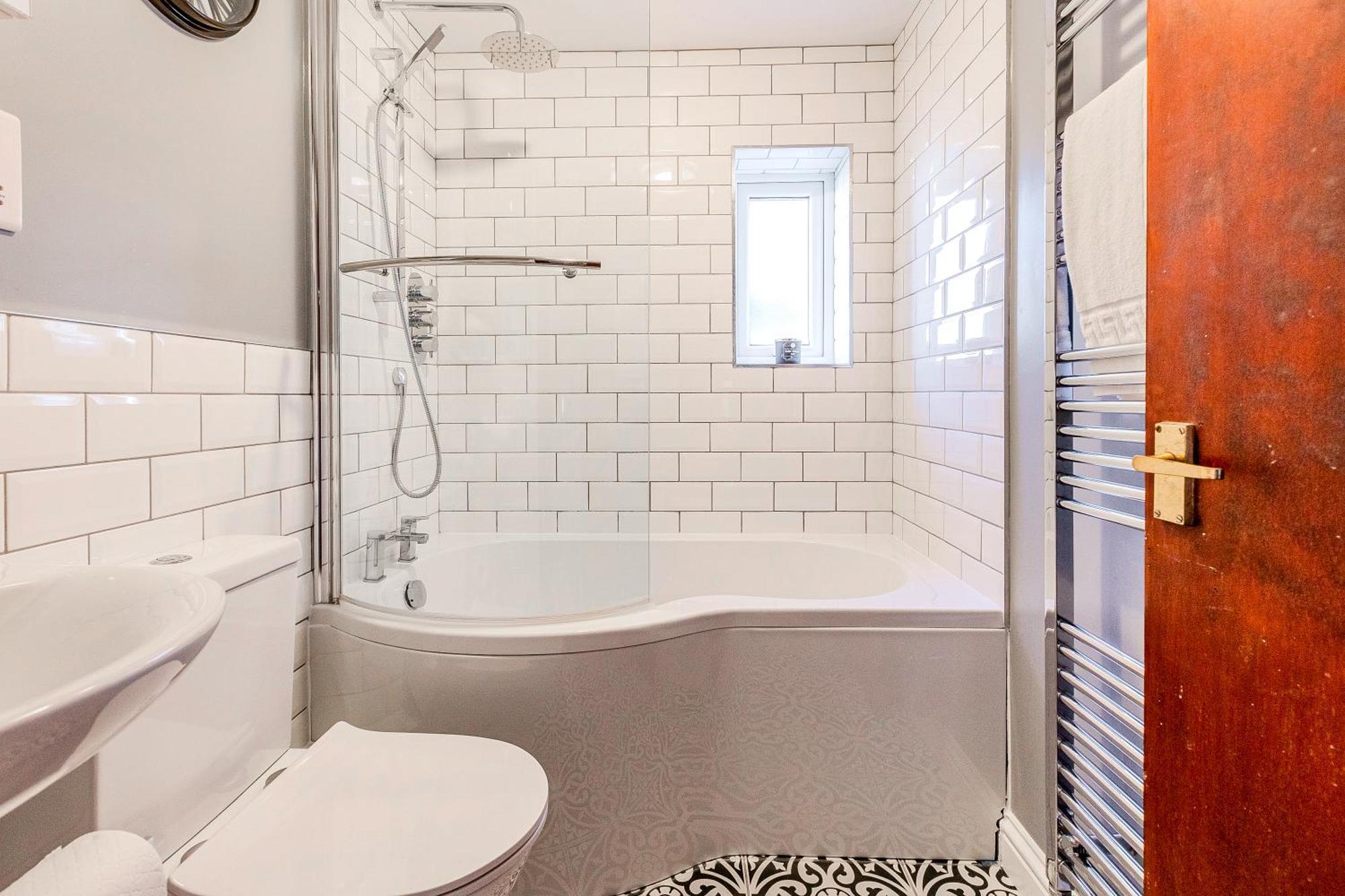 Peaceful 2br Multilvl In Streatham * London