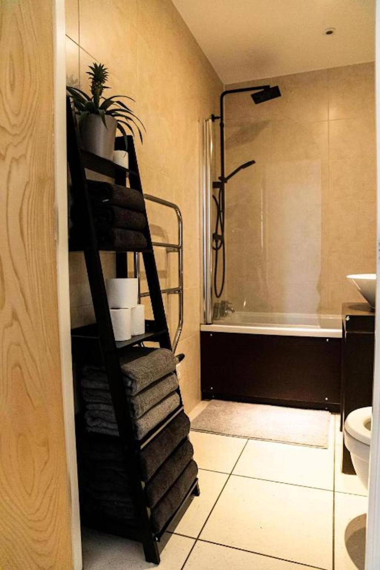 Whitechapel Two Bedroom Luxury - Free Private Parking - Views Apartment *