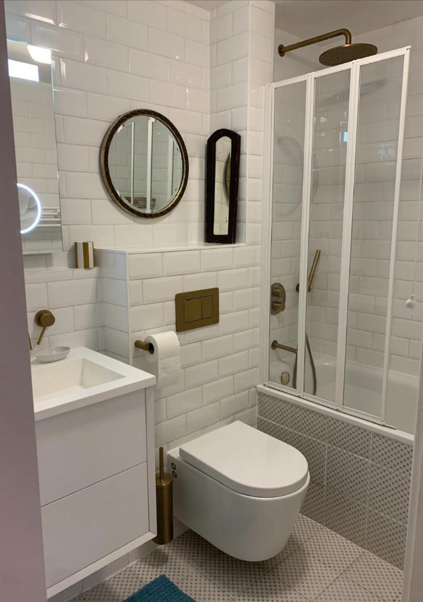 East Two Bedroom With Private Patio - Entire Apartment London