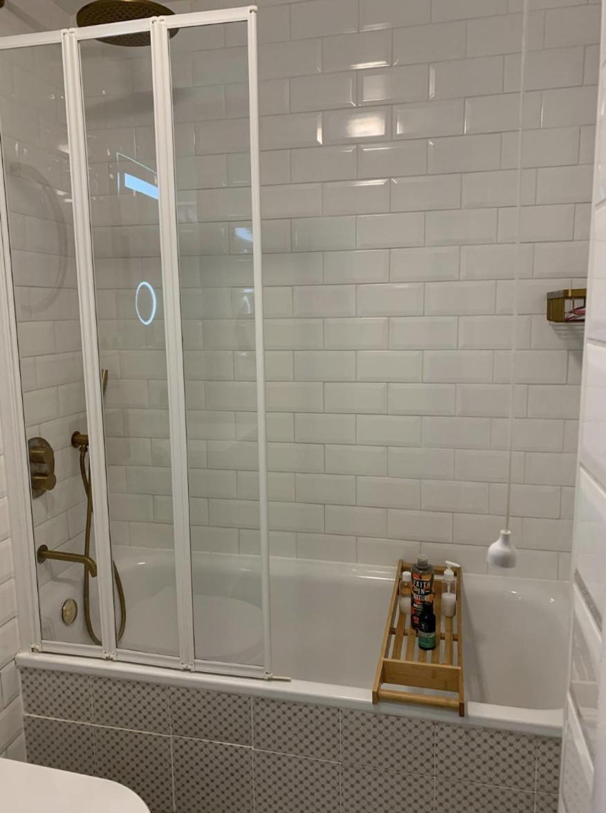 Apartment East Two Bedroom With Private Patio - Entire London