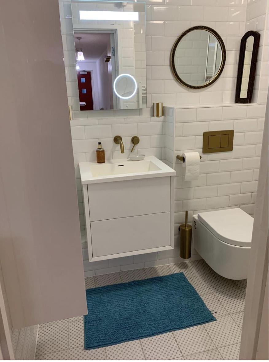 East Two Bedroom With Private Patio - Entire Apartment London