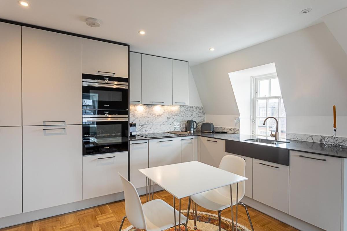 Modern And Stylish In West Kensington Apartment