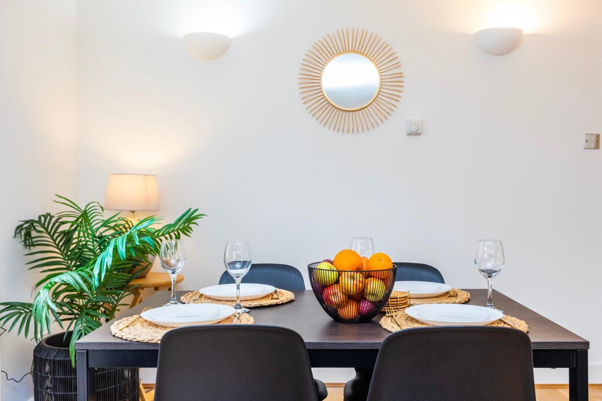 Cozy Haven - Bright 2br Apartment, Next To Major Station Apartamento