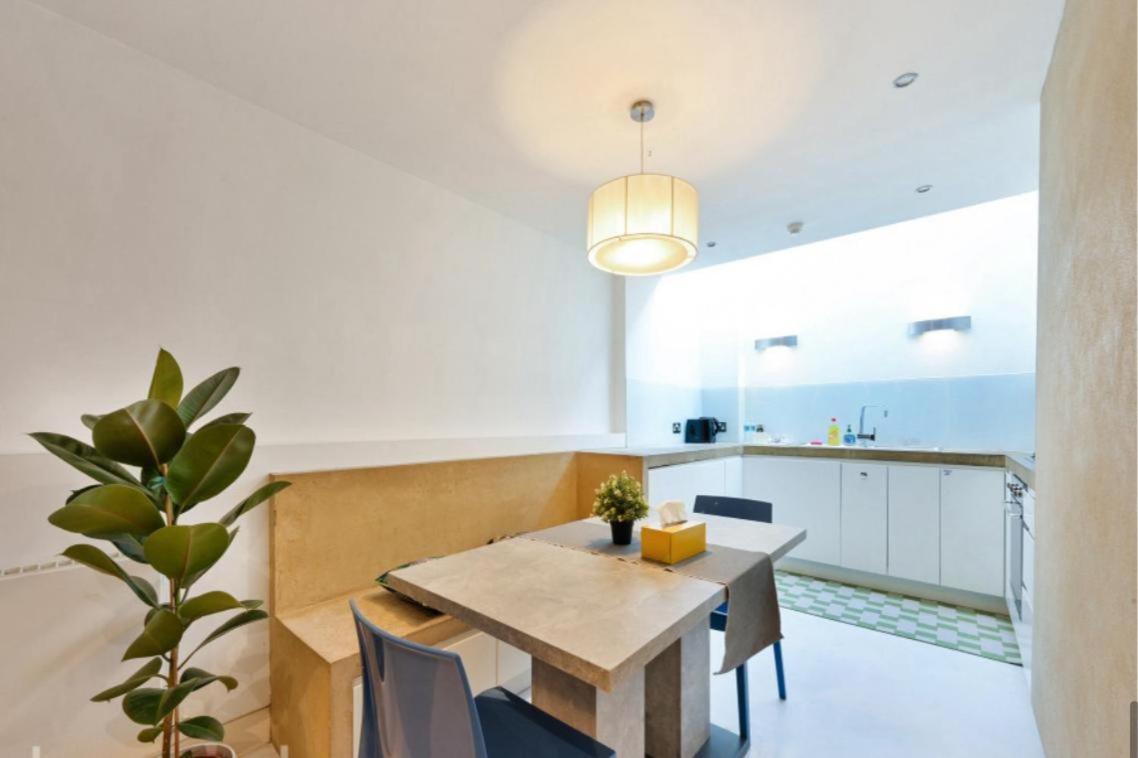 Chic Sleeps Up To 4 Guests In Heart Of Bridge Apartment