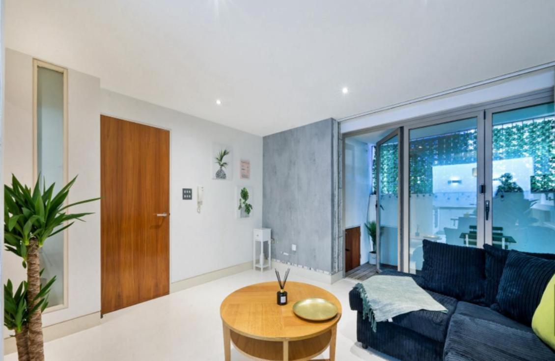 Chic Sleeps Up To 4 Guests In Heart Of Bridge Apartment *