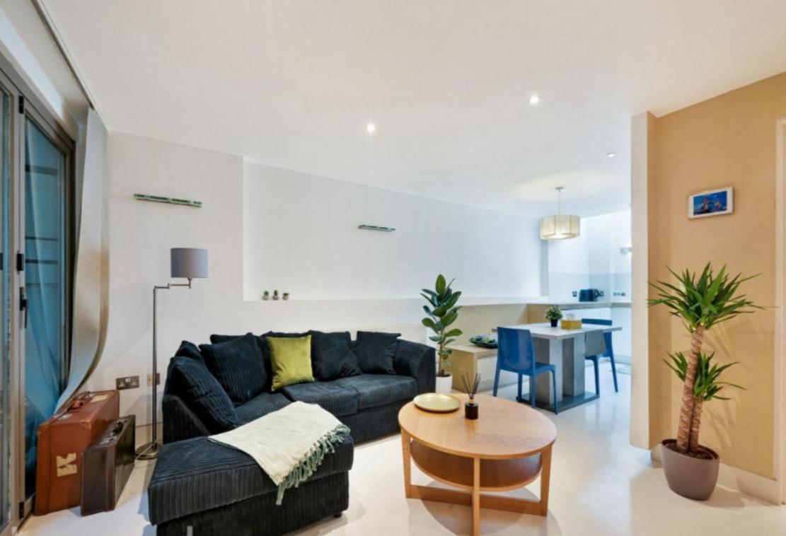 Chic Sleeps Up To 4 Guests In Heart Of Bridge Apartment *
