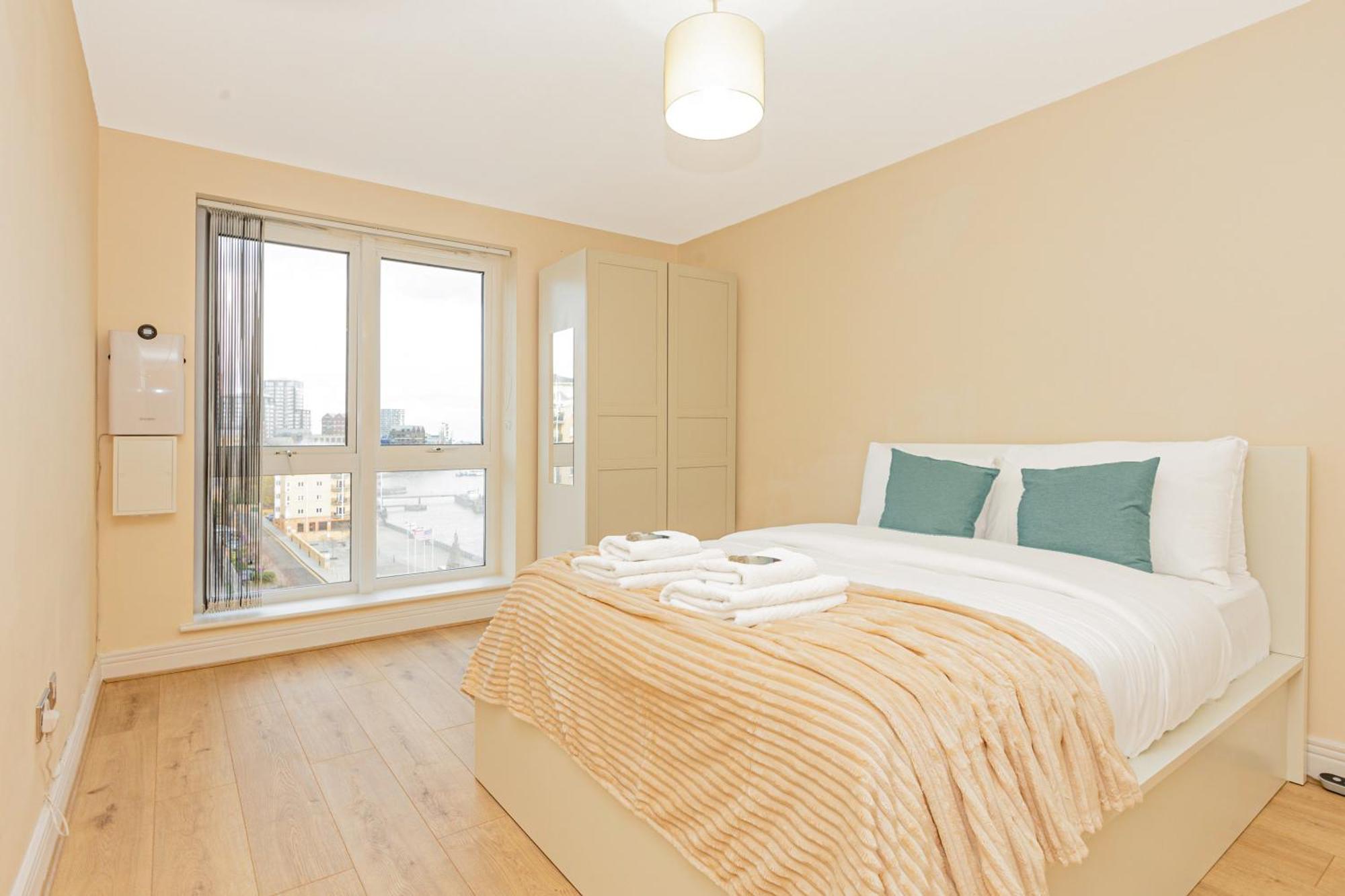 Apartment Lit 2br Flat With Balcony Near Canary Wharf, 1min Dlr *