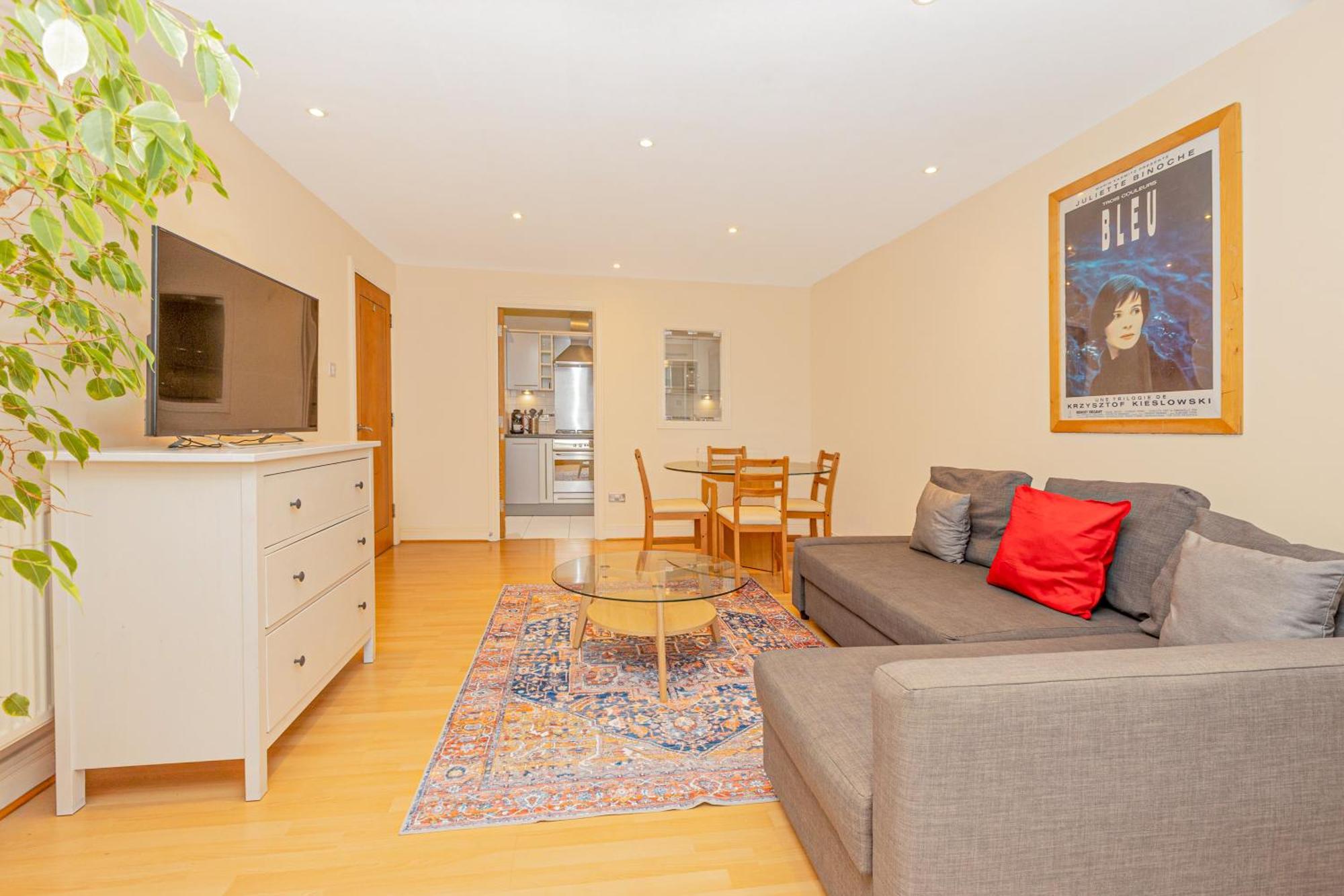 Lit 2br Flat With Balcony Near Canary Wharf, 1min Dlr * London