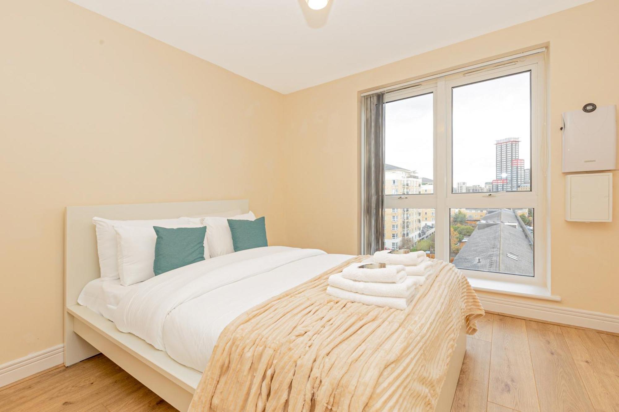 Lit 2br Flat With Balcony Near Canary Wharf, 1min Dlr * London