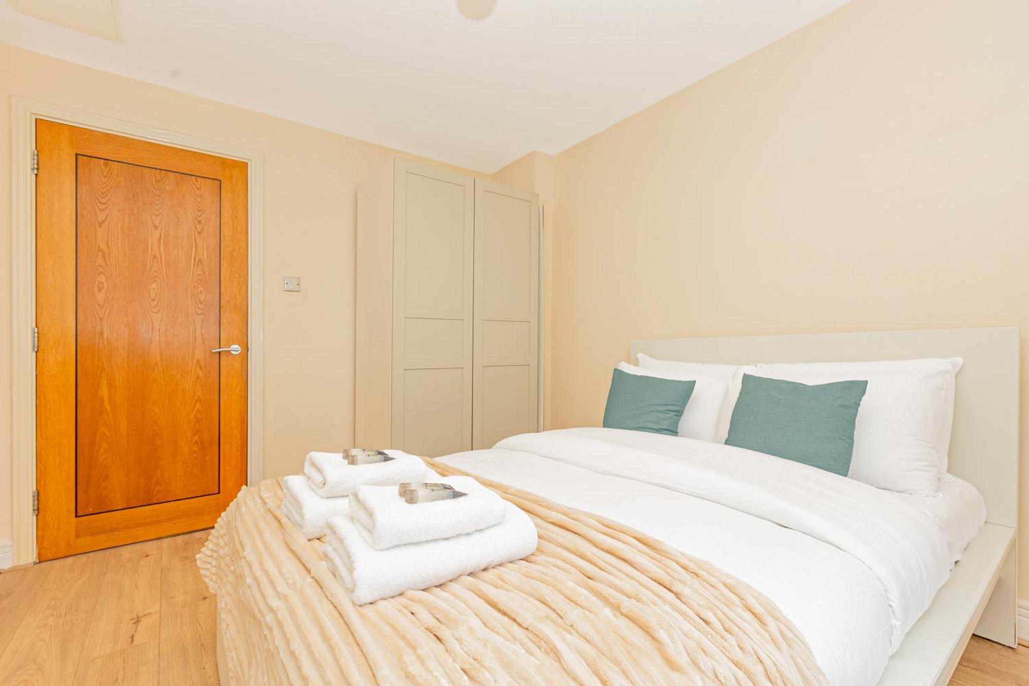 Apartment Lit 2br Flat With Balcony Near Canary Wharf, 1min Dlr