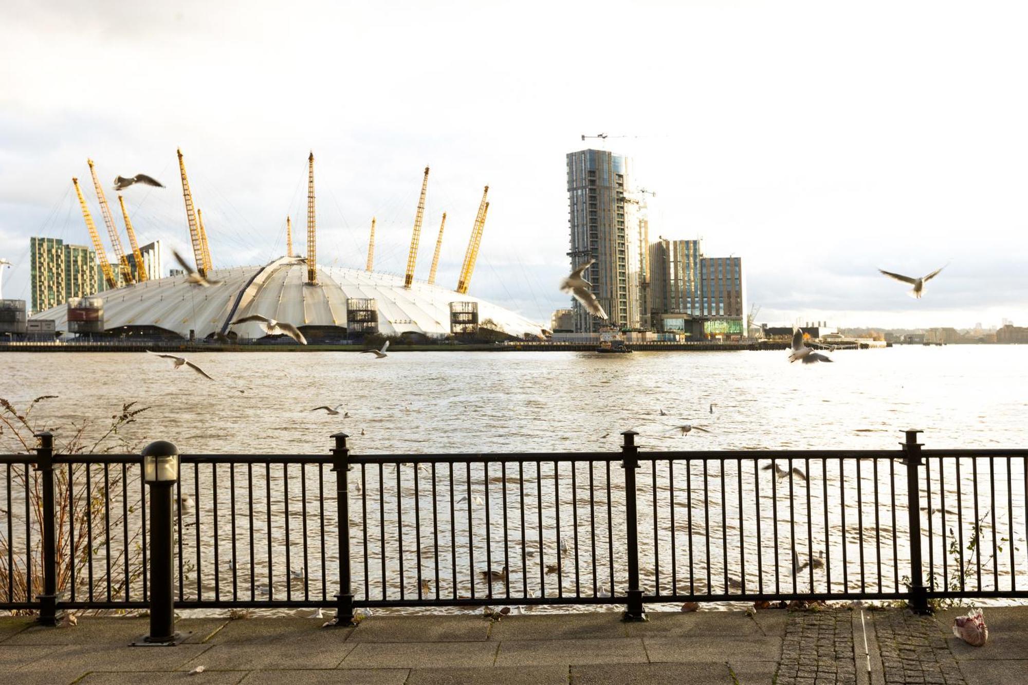 Apartment Lit 2br Flat With Balcony Near Canary Wharf, 1min Dlr