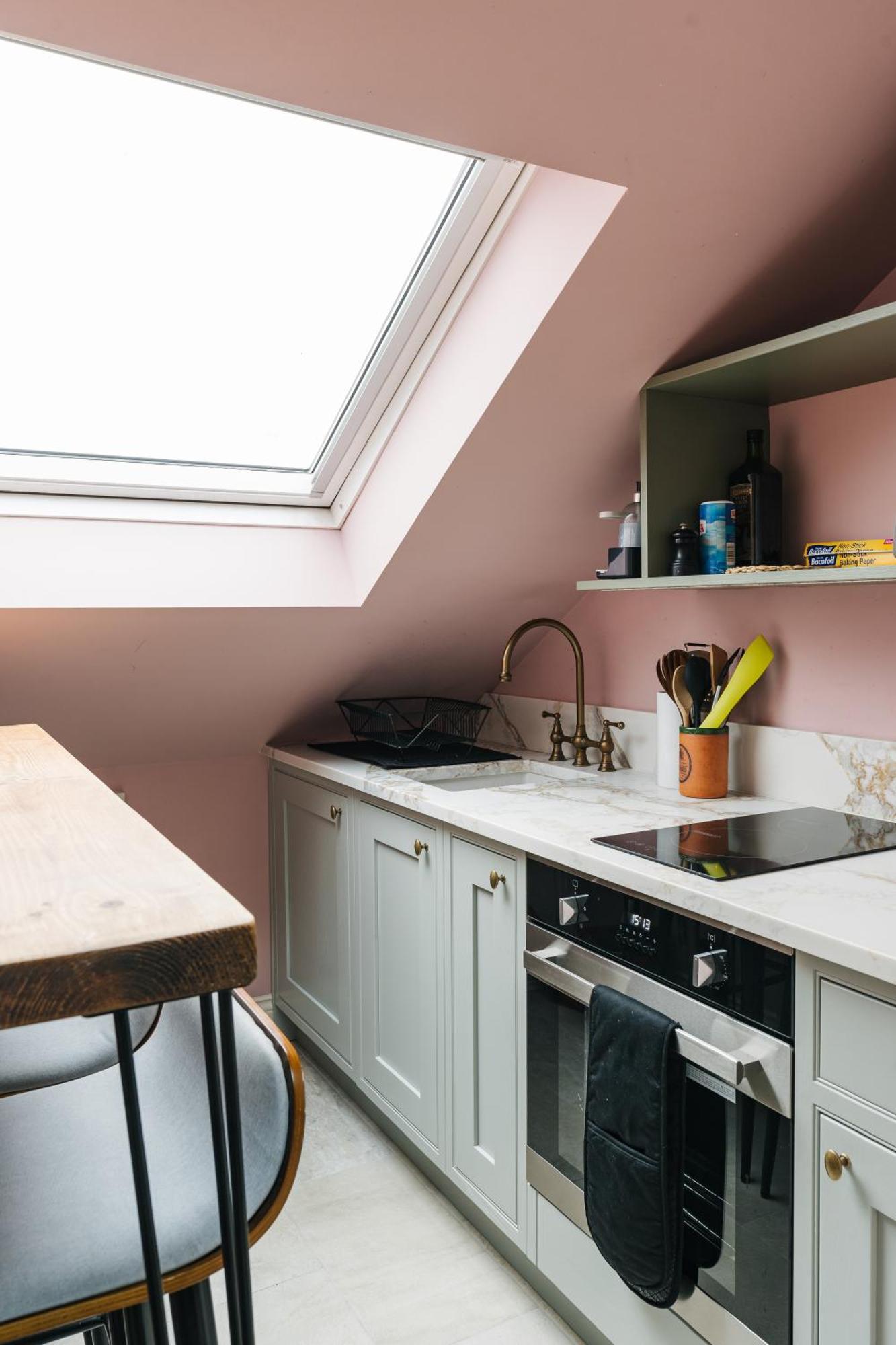 Private Comfortable Loft In Superb Period London