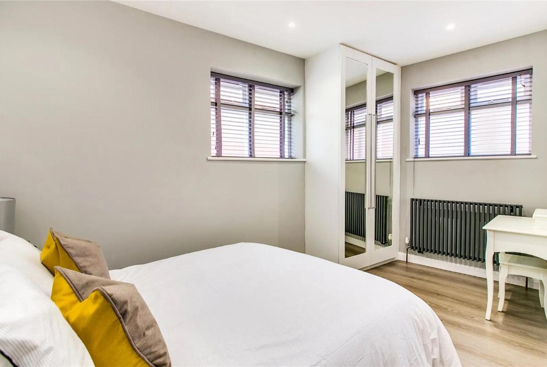 13a Rostrevor Mews Sw6 8bz London