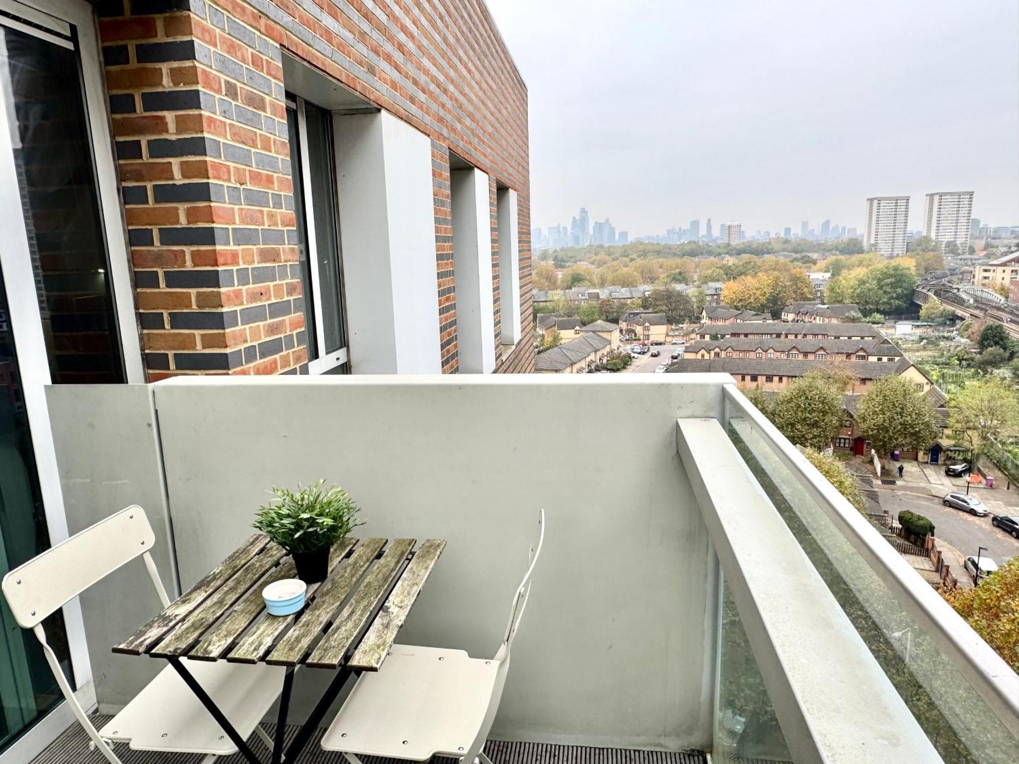 Apartment 2 Bedrooms 2 Bath Modern Flat, Londdon View Balcony *