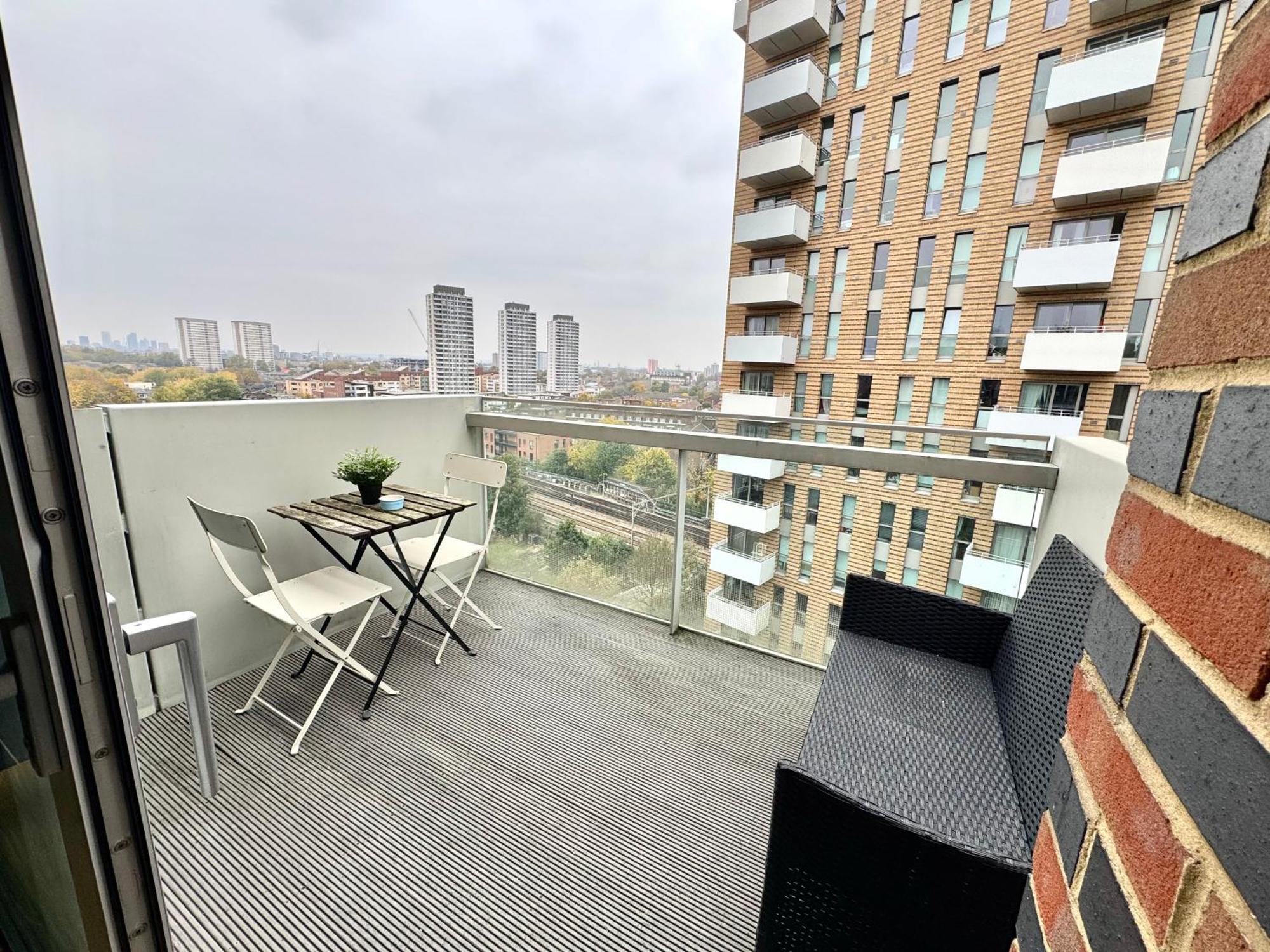 2 Bedrooms 2 Bath Modern Flat, Londdon View Balcony Apartment London