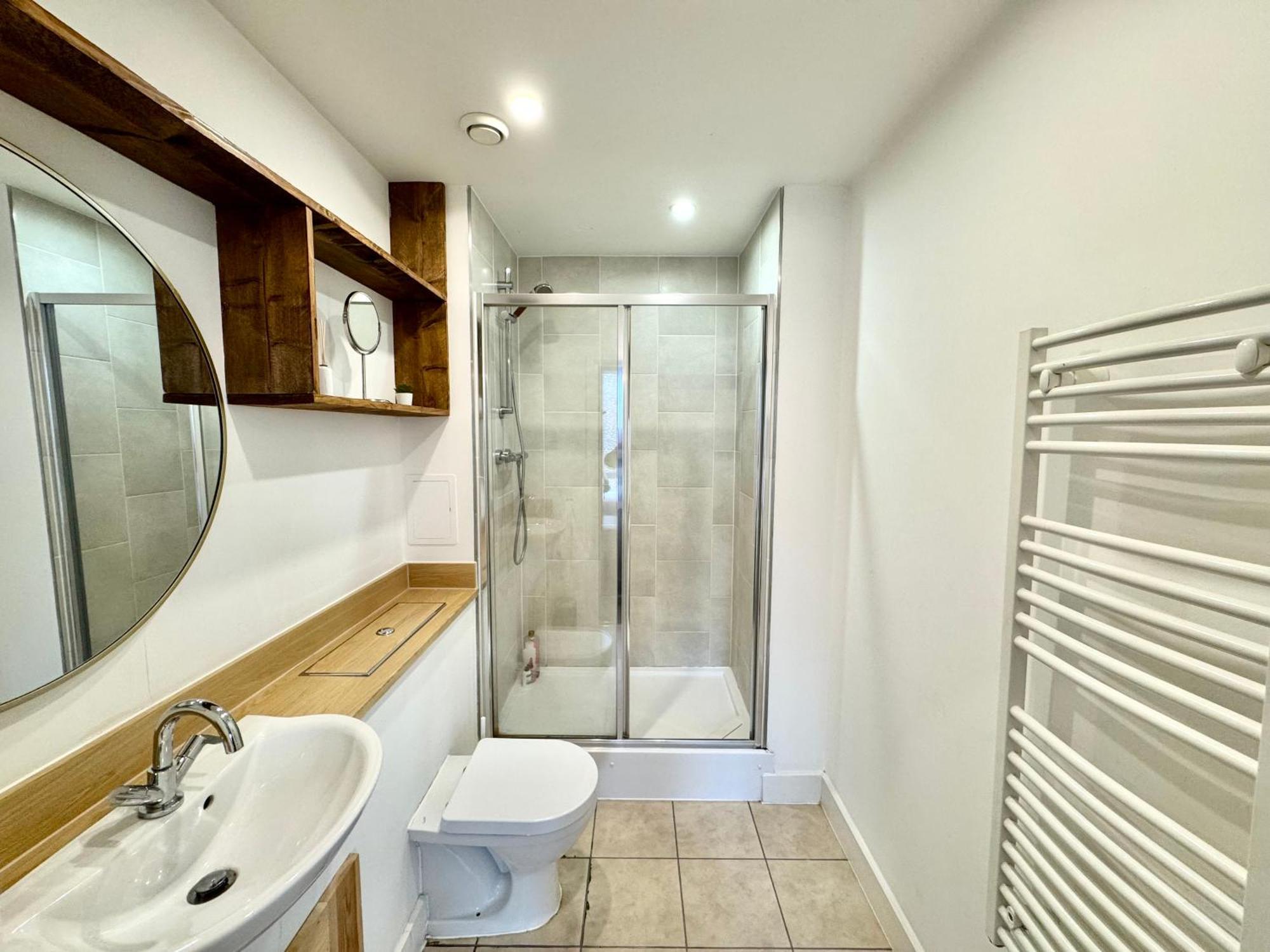 2 Bedrooms 2 Bath Modern Flat, Londdon View Balcony * London