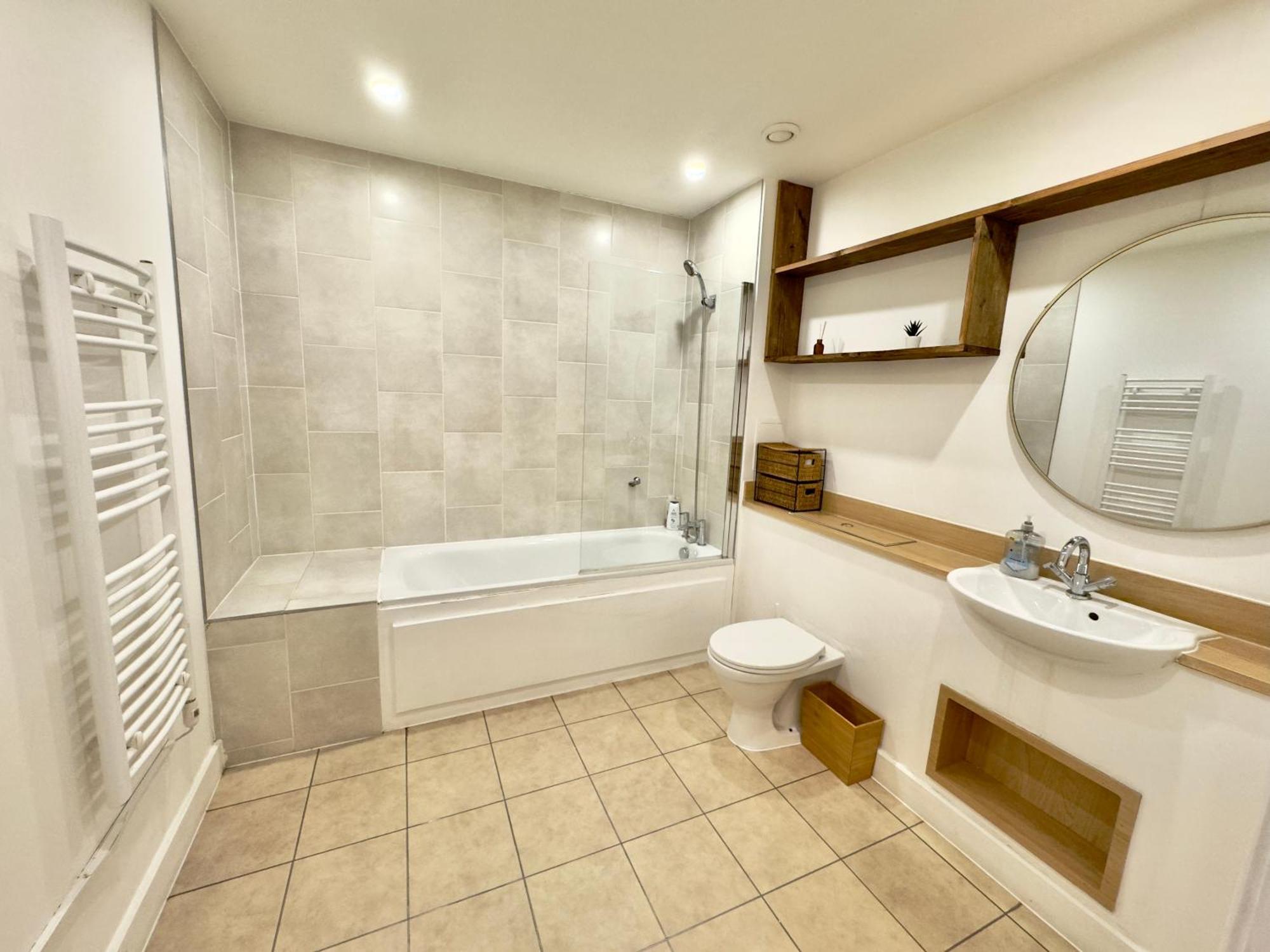 Apartment 2 Bedrooms 2 Bath Modern Flat, Londdon View Balcony